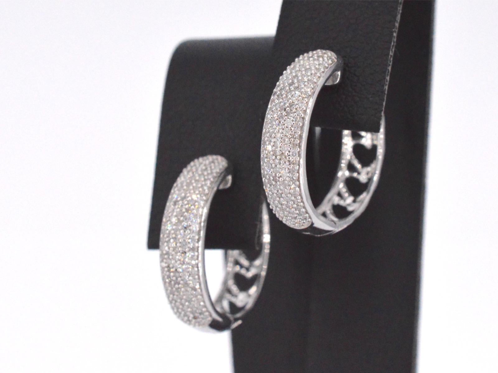Round Cut White Gold Earrings with Real Diamonds For Sale