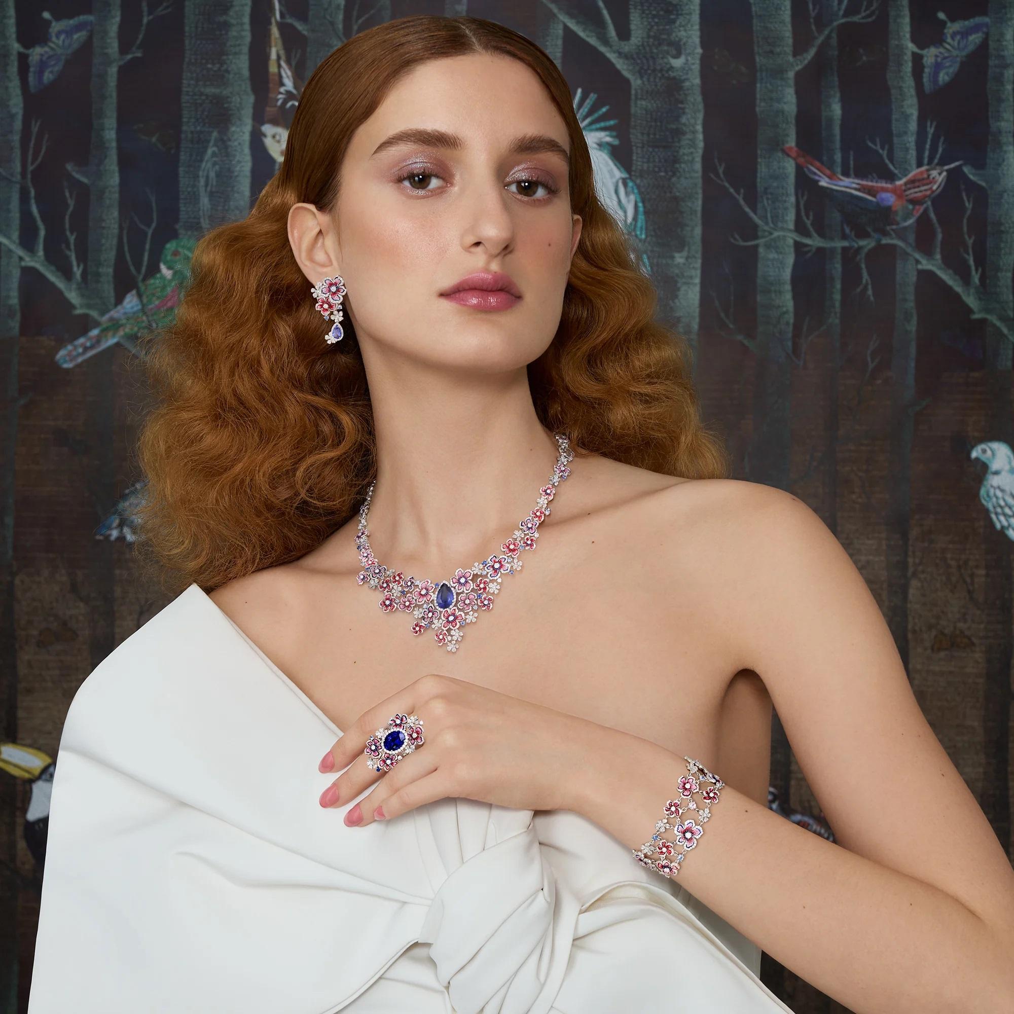 Embrace the radiant spirit of spring with the vibrant Giardino Primavera earrings, where pink and red micromosaics breathe life into blossoming flowers.
 Each petal gleams with exquisite white diamonds, while vibrant blue sapphires add an elegant