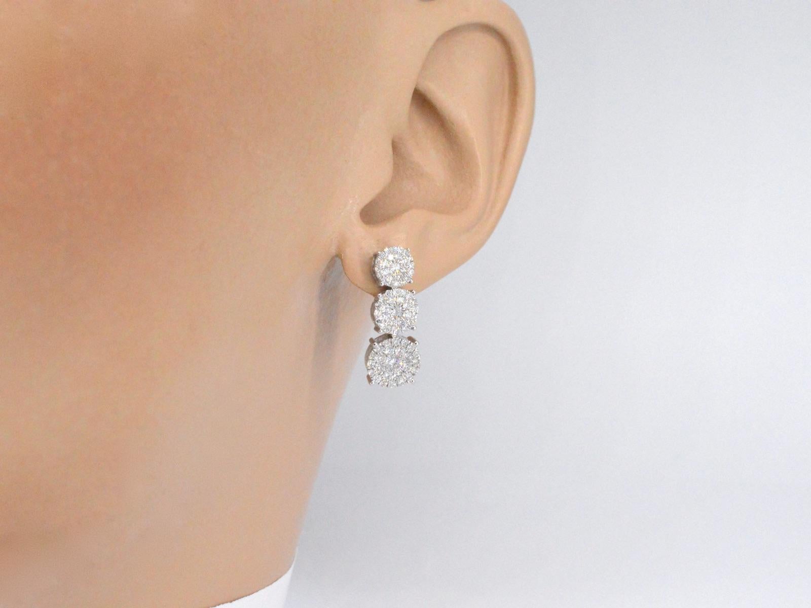 Contemporary White Gold Earrings with Three Chatons of Diamonds below Each Other For Sale