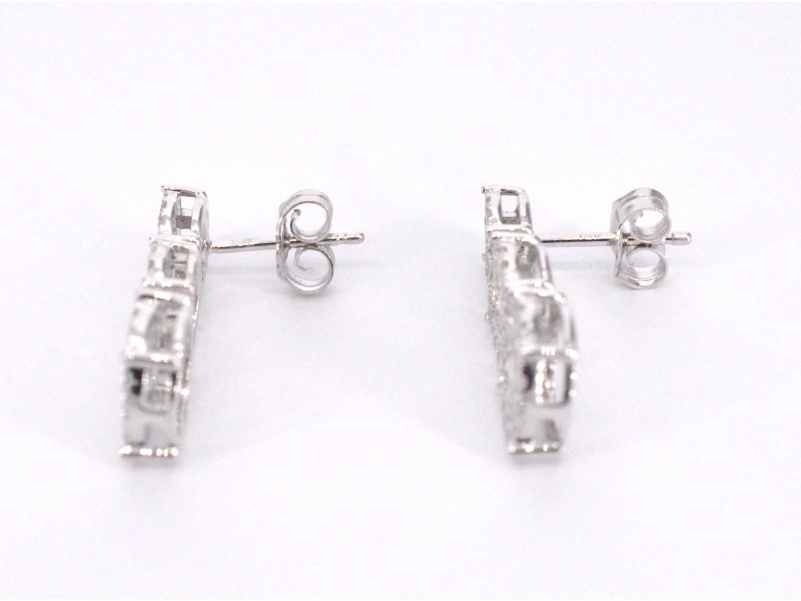 White Gold Earrings with Three Chatons of Diamonds below Each Other For Sale 1