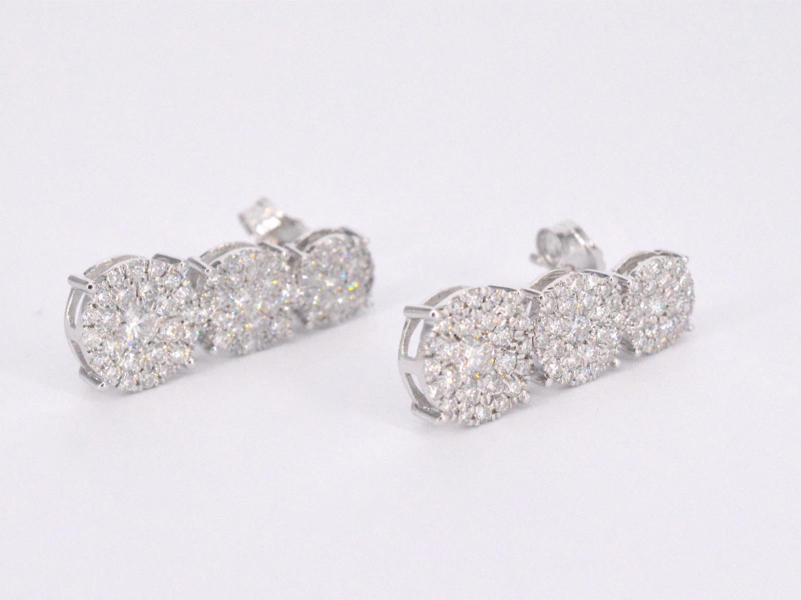 White Gold Earrings with Three Chatons of Diamonds below Each Other For Sale 3