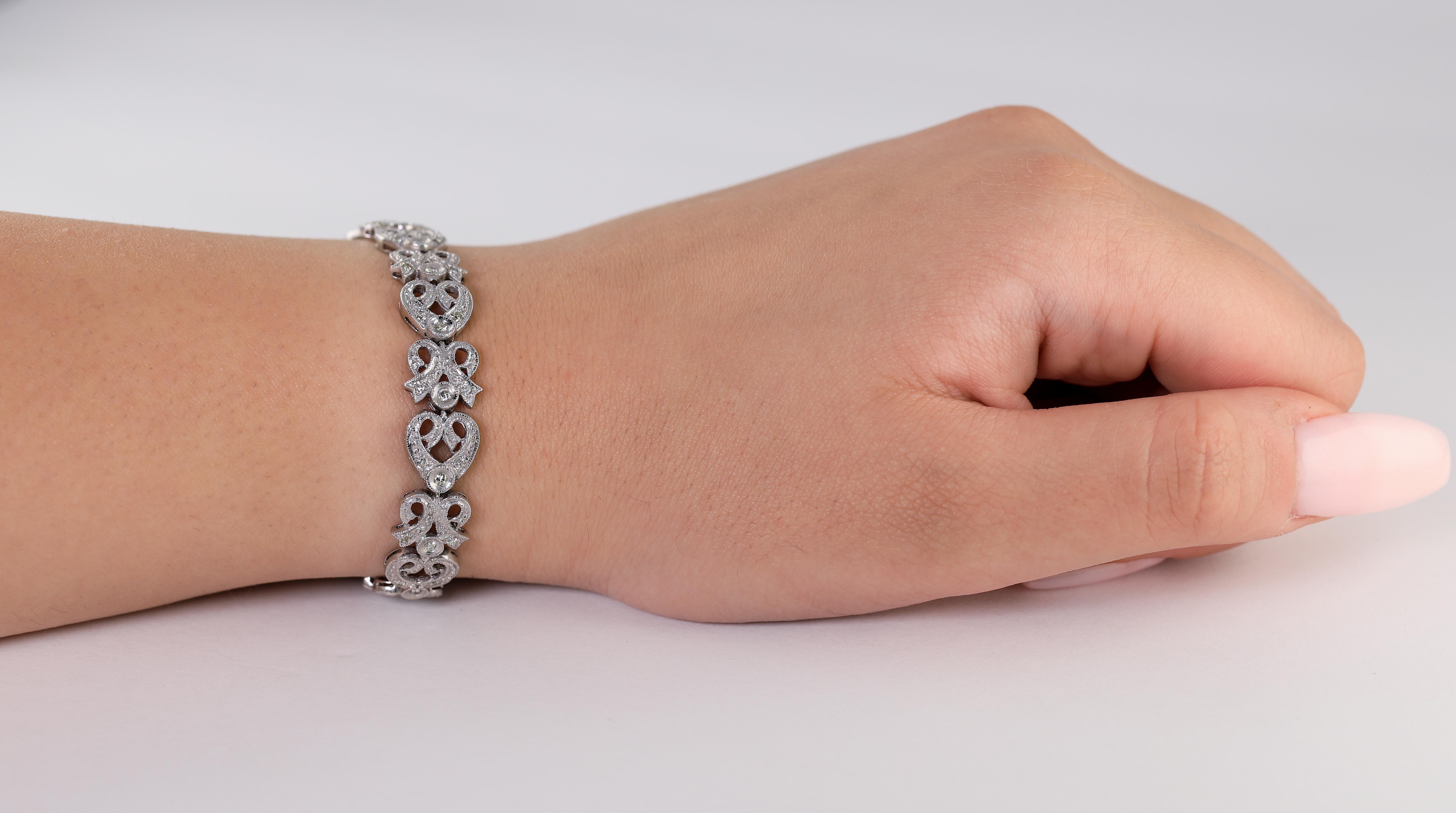 Bracelet ruban en or blanc de style édouardien avec diamants de 1,25 carat
Bracelet de style édouardien en or blanc 18k décoré de rubans et de nœuds en diamants. Cette création étonnante reprend le design édouardien et élabore la texture milgrain