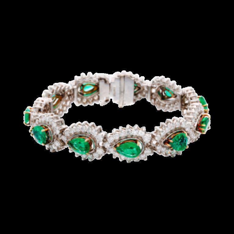 Mit 11 birnenförmigen Smaragden, die von 165 runden Diamanten im Brillantschliff akzentuiert werden. 
- Smaragde mit einem Gesamtgewicht von etwa 10,00 Karat
 - Diamanten mit einem Gesamtgewicht von etwa 6.60 Karat
 - Länge 7 Zoll 
- Gesamtgewicht