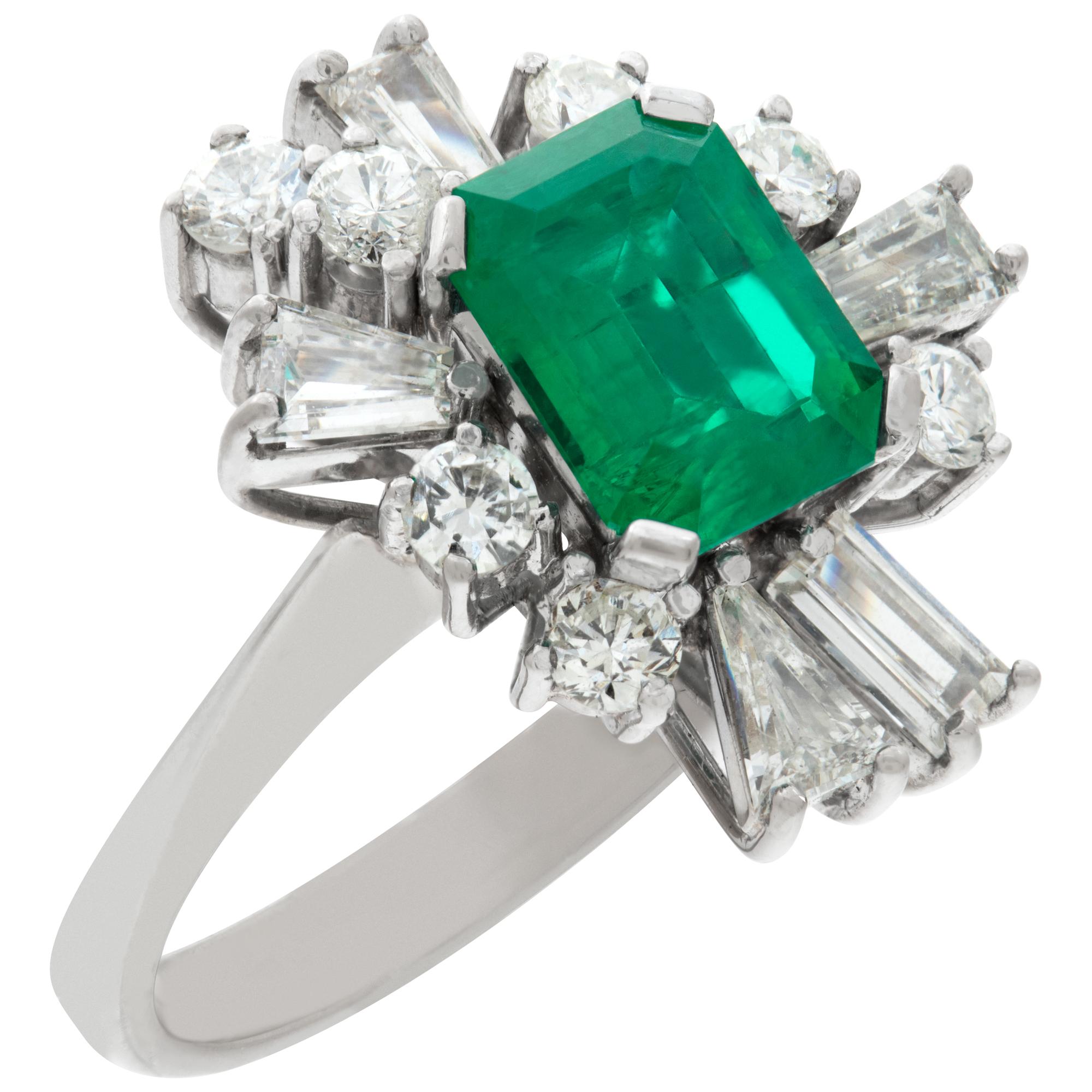 White gold emerald and diamond cocktail ring In Excellent Condition For Sale In Surfside, FL