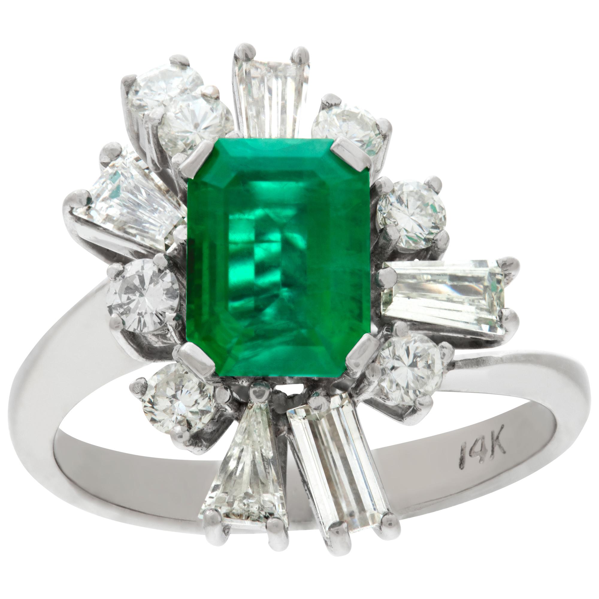 White gold emerald and diamond cocktail ring For Sale