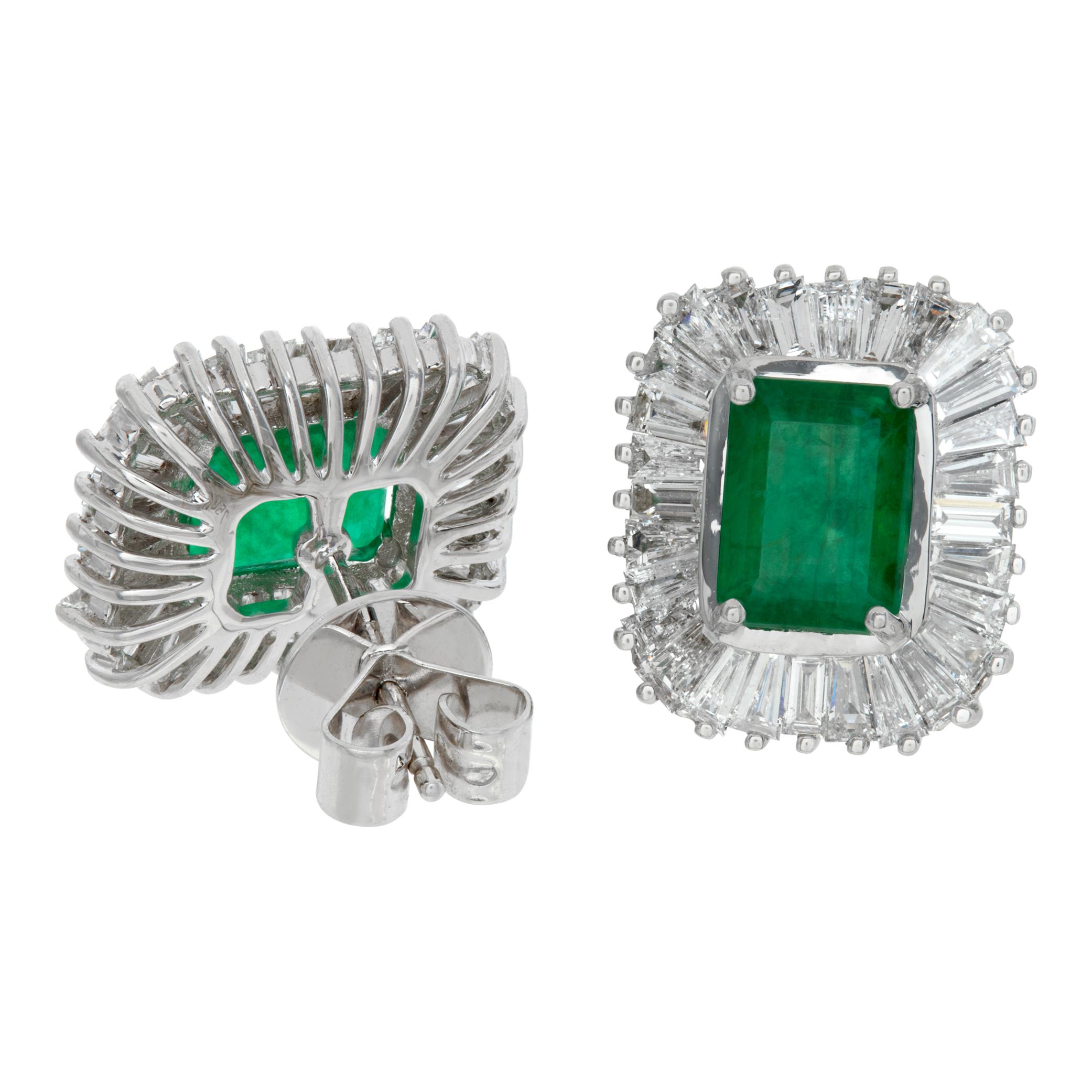 White gold emerald and diamond stud earrings In Excellent Condition For Sale In Surfside, FL