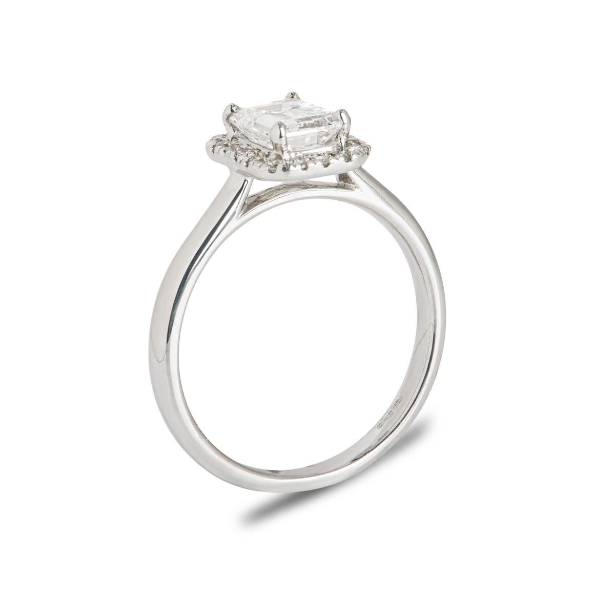 Ein schöner Diamantring mit Smaragdschliff aus 18 Karat Weißgold. Der Verlobungsring ist in der Mitte mit einem Diamanten im Smaragdschliff mit einem Gewicht von 1,07 ct, Farbe F und Reinheit IF (von innen makellos) besetzt. Der zentrale Diamant