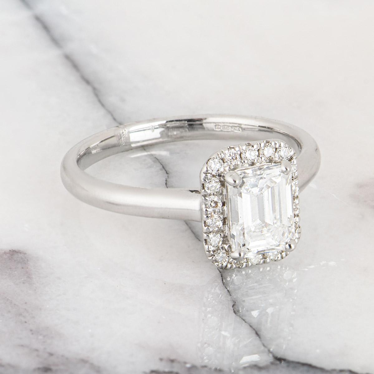 Ring aus Weißgold mit Diamanten im Smaragdschliff 1,07 Karat F/IF Damen im Angebot
