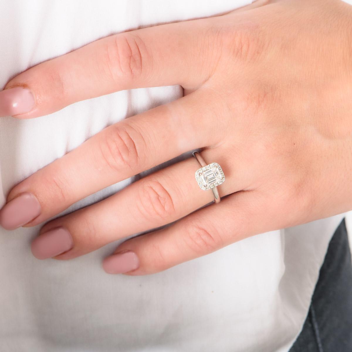 Ring aus Weißgold mit Diamanten im Smaragdschliff 1,07 Karat F/IF im Angebot 1