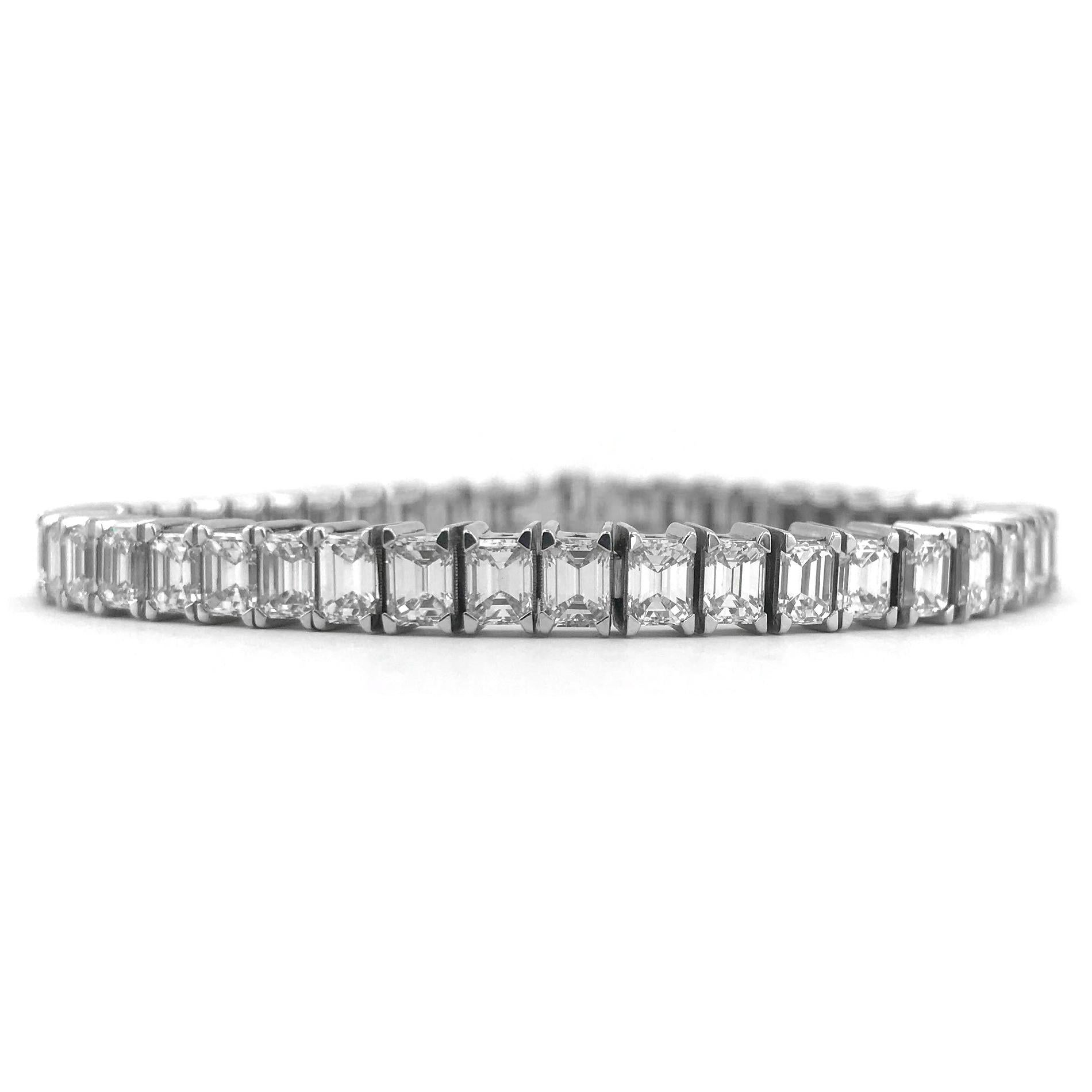 White Gold Emerald Cut Tennis Bracelet, 14.74 Carat In New Condition For Sale In Knightsbridge, GB
