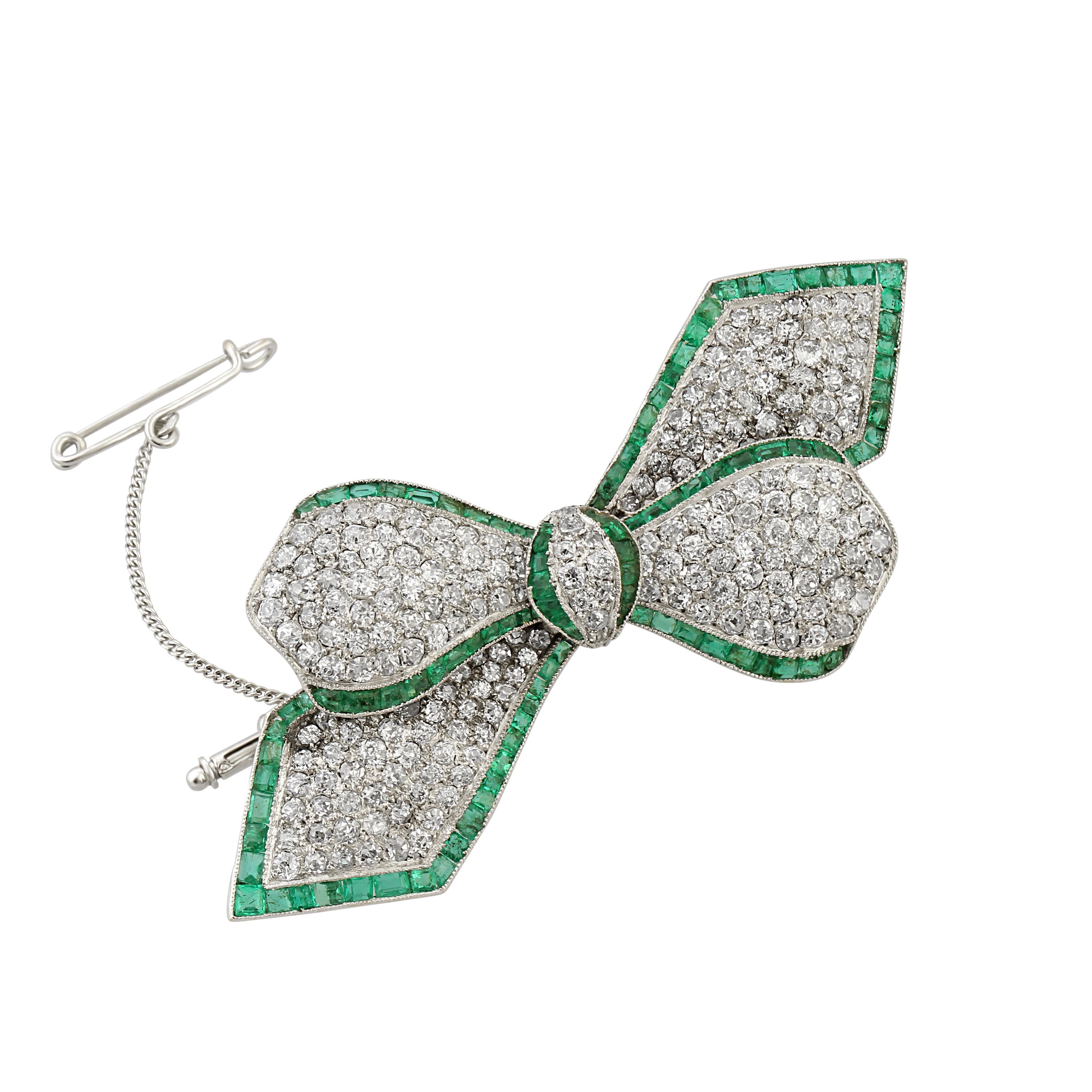 Round Cut White Gold, Emerald & Diamond Bow Brooch For Sale