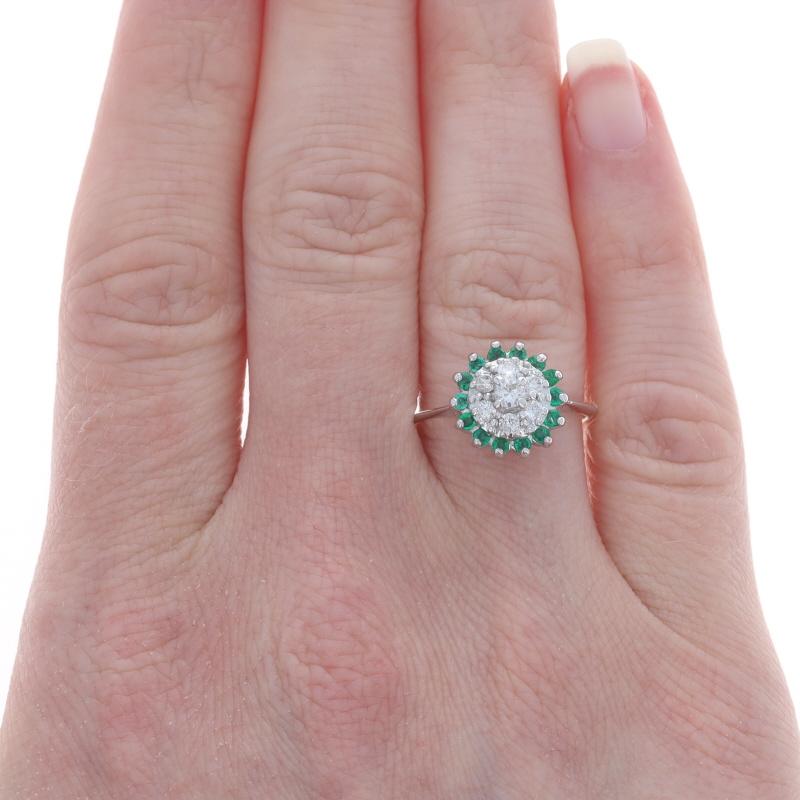 Taglio rotondo Anello con diamante smeraldo a grappolo in oro bianco - 14k Round .82ctw in vendita