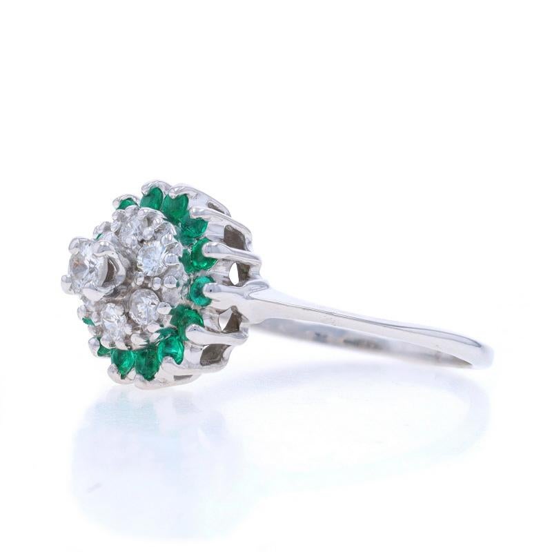 Anello con diamante smeraldo a grappolo in oro bianco - 14k Round .82ctw In condizioni ottime in vendita a Greensboro, NC