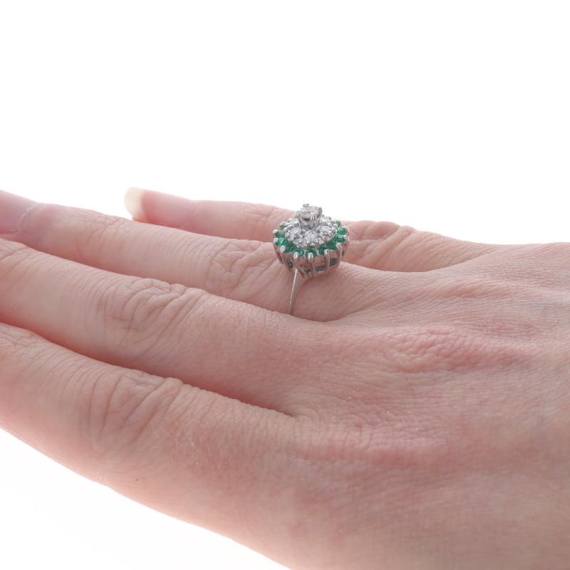 Donna Anello con diamante smeraldo a grappolo in oro bianco - 14k Round .82ctw in vendita