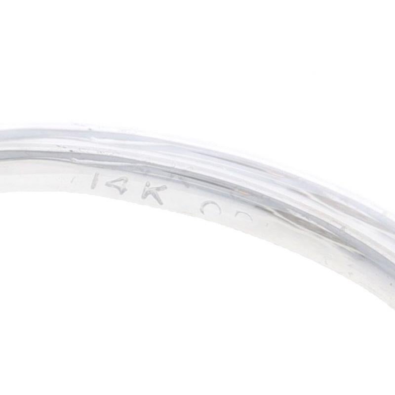 Anello con diamante smeraldo a grappolo in oro bianco - 14k Round .82ctw in vendita 2