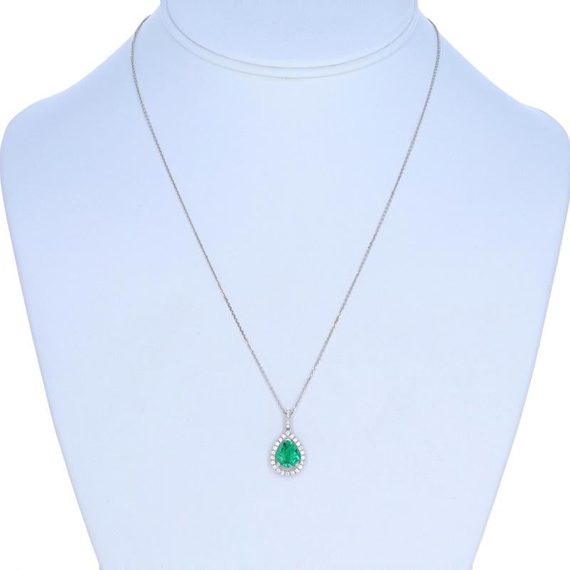 Taglio a goccia Collana con smeraldo e diamante aureolato in oro bianco 14k Pear 1.61ctw GIA Regolabile in vendita