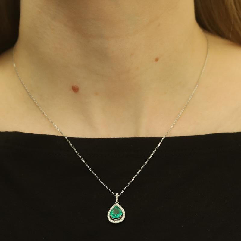 Collana con smeraldo e diamante aureolato in oro bianco 14k Pear 1.61ctw GIA Regolabile In condizioni ottime in vendita a Greensboro, NC