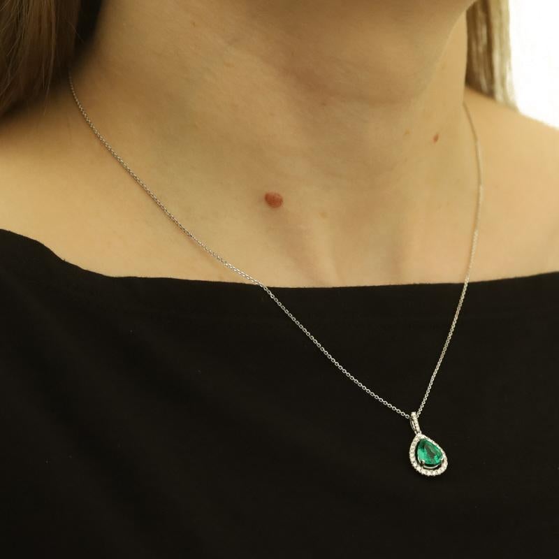 Donna Collana con smeraldo e diamante aureolato in oro bianco 14k Pear 1.61ctw GIA Regolabile in vendita
