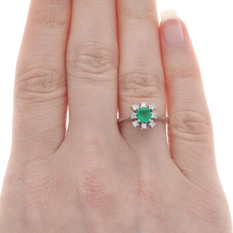 Taille émeraude Bague en or blanc avec halo d'émeraudes et de diamants - 18k Emerald Cut .38ctw en vente