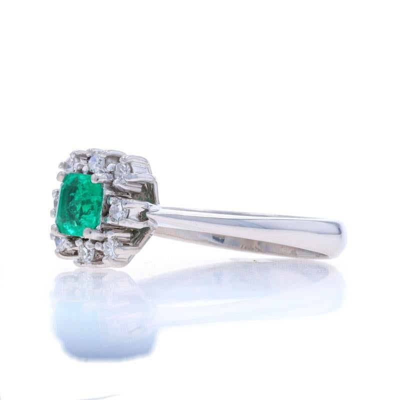 Bague en or blanc avec halo d'émeraudes et de diamants - 18k Emerald Cut .38ctw Excellent état - En vente à Greensboro, NC