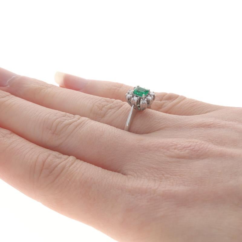 Bague en or blanc avec halo d'émeraudes et de diamants - 18k Emerald Cut .38ctw Pour femmes en vente