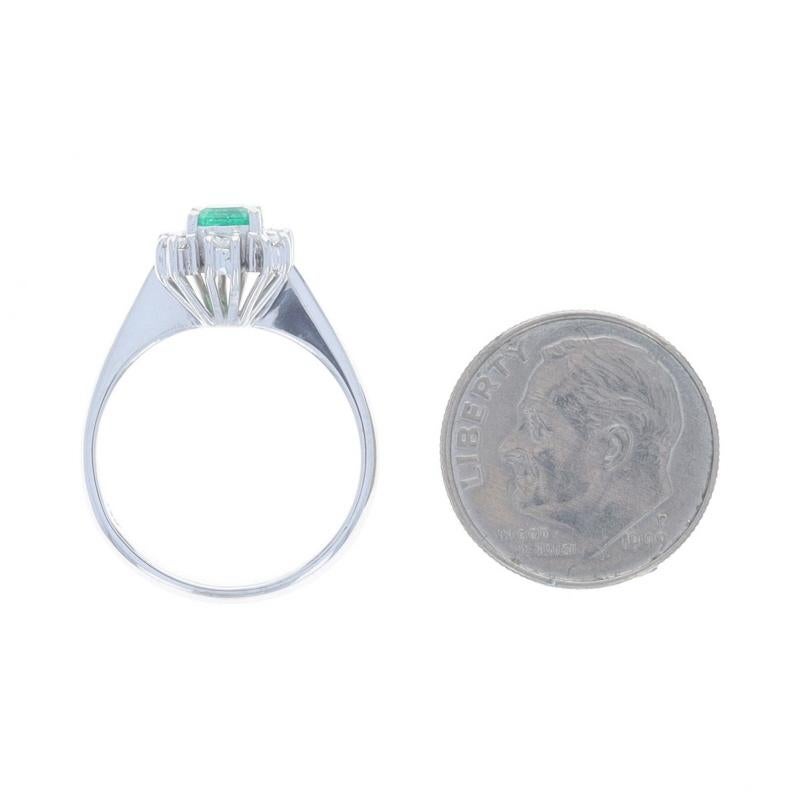 Bague en or blanc avec halo d'émeraudes et de diamants - 18k Emerald Cut .38ctw en vente 1