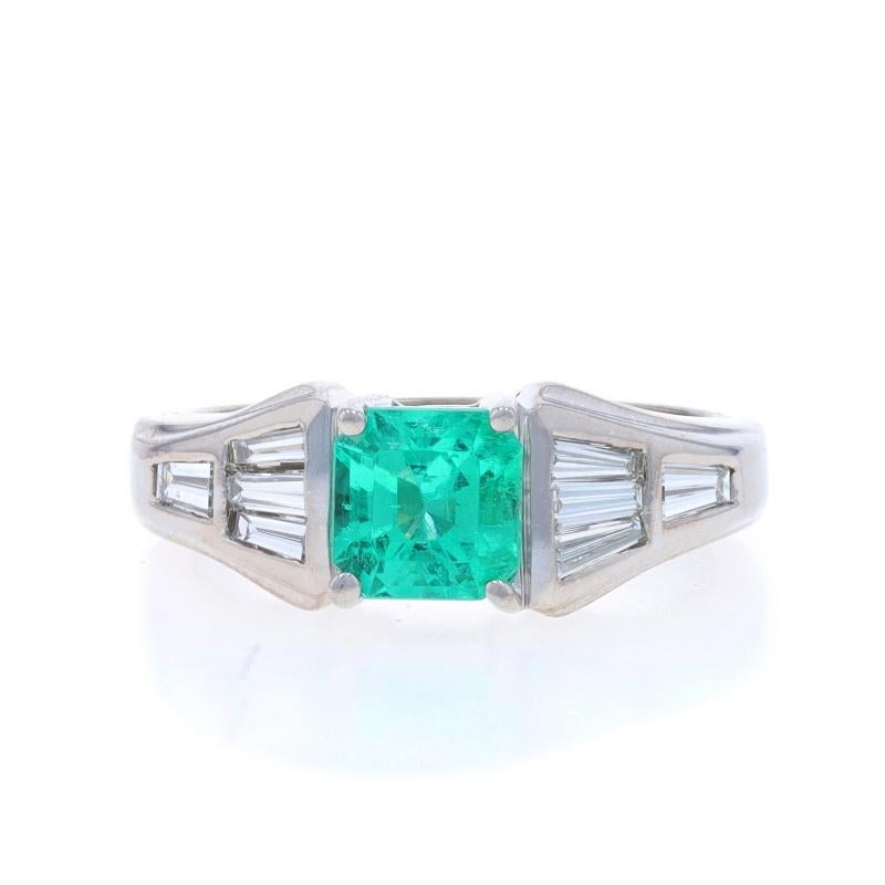 Taille : 7

Contenu métallique : Or blanc 18k

Informations sur les pierres

Émeraude naturelle
Traitement : Huilage
Carat(s) : 1.20ct
Coupe : Marche carrée
Couleur : Vert

Diamants naturels
Carat(s) : .54ctw
Coupe : Baguette
Couleur : F - G
Clarté