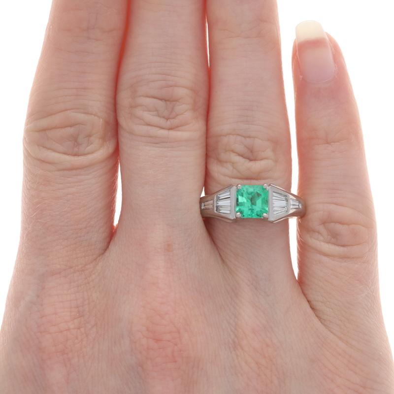 Taille émeraude Bague carrée en or blanc 18 carats avec émeraude et diamants 1,74 ctw Taille 7 en vente
