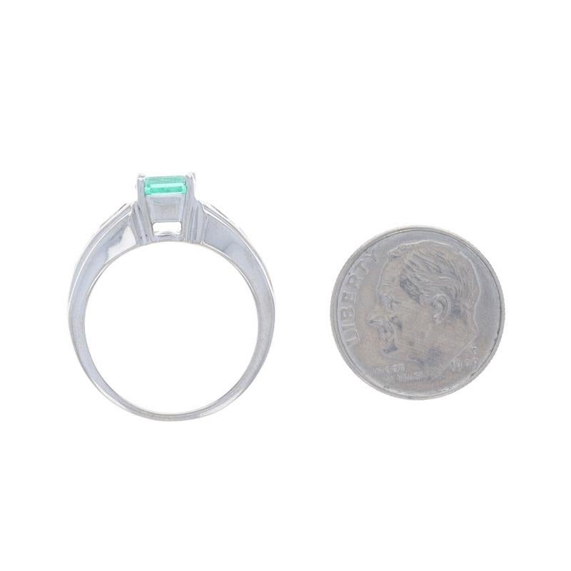 Bague carrée en or blanc 18 carats avec émeraude et diamants 1,74 ctw Taille 7 en vente 1