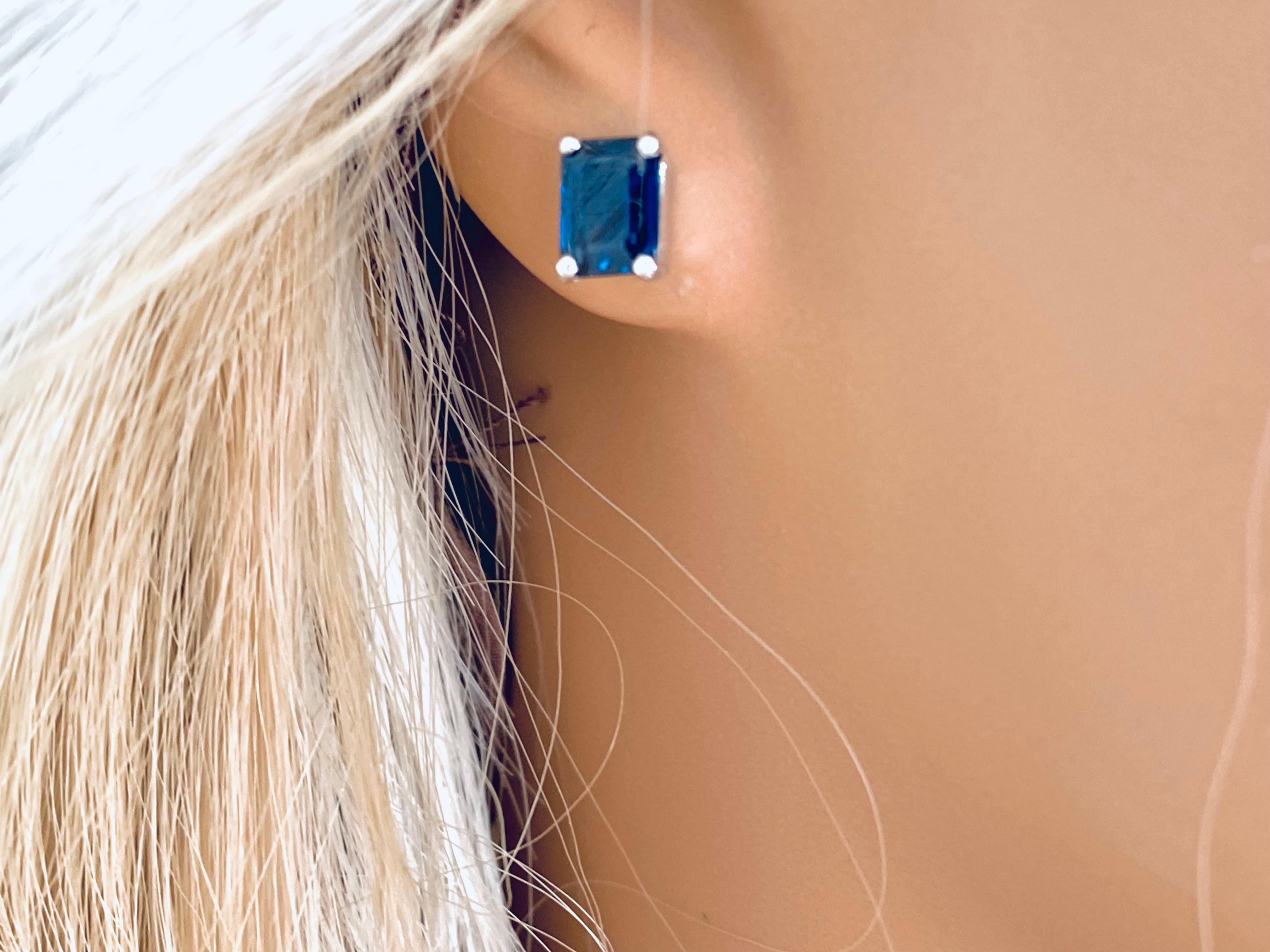 Contemporary White Gold Emerald Shaped Sapphire Stud Earrings Weighing 1.90 Carat