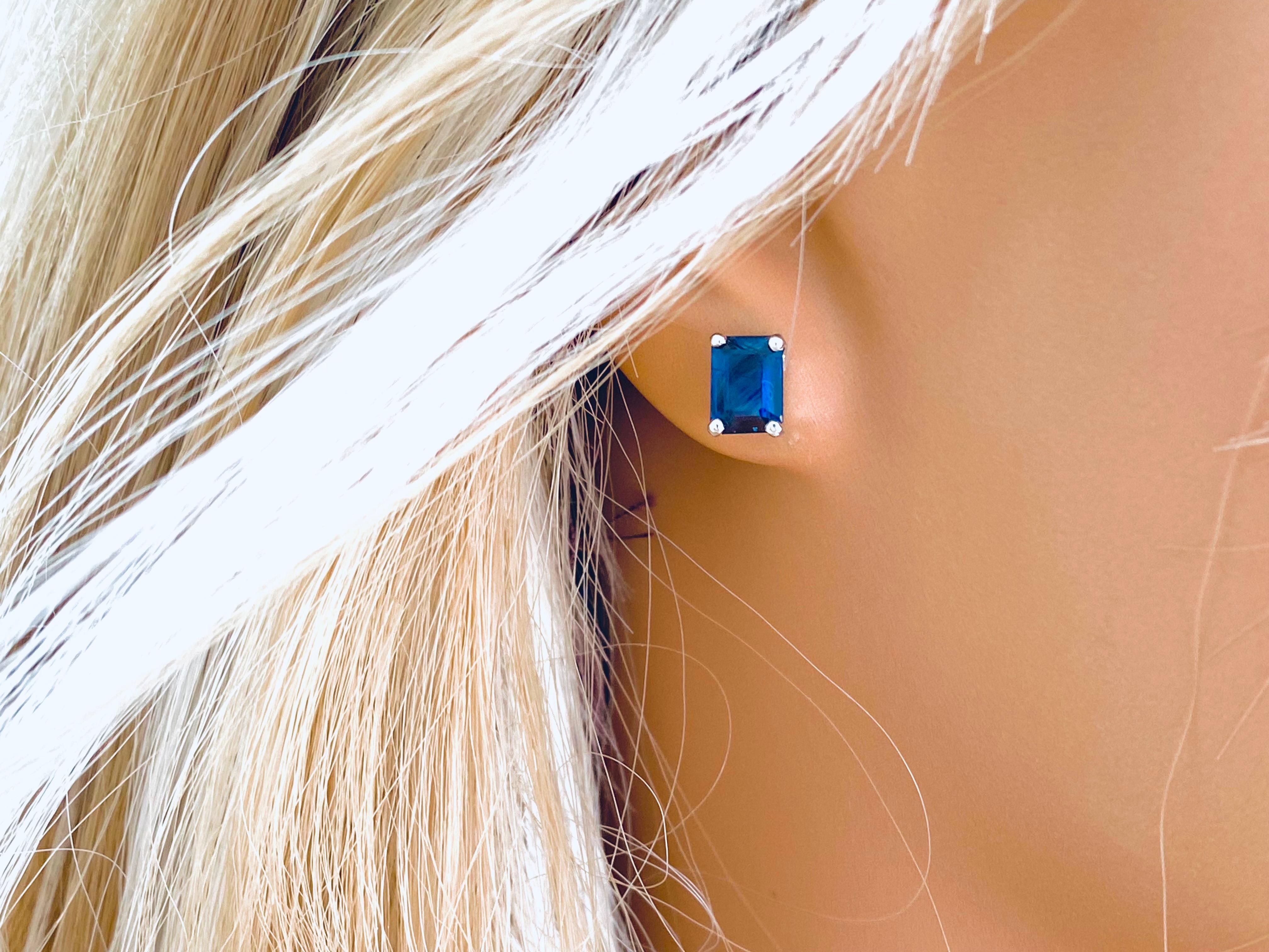 White Gold Emerald Shaped Sapphire Stud Earrings Weighing 1.90 Carat In New Condition In New York, NY