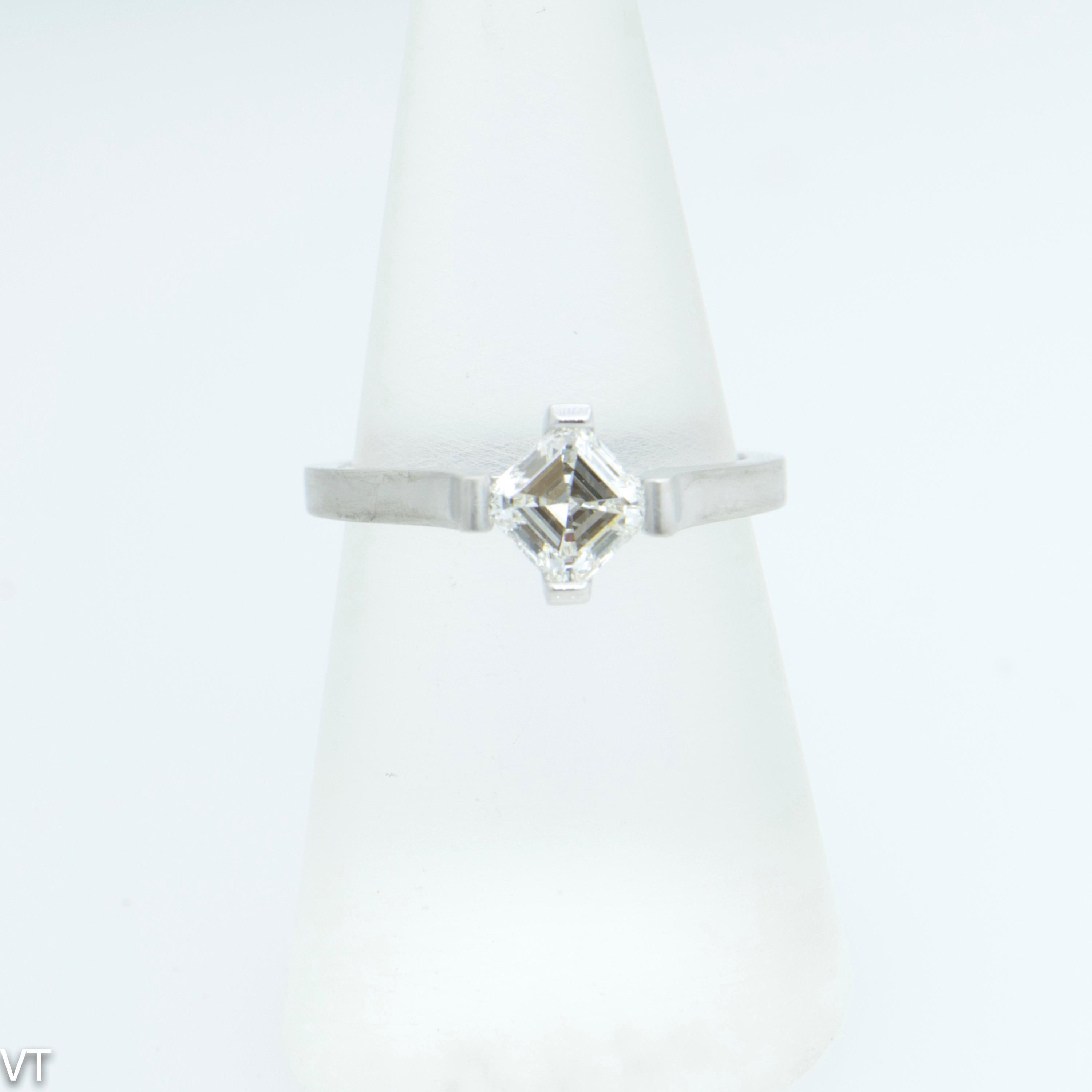 Art Déco Anello di fidanzamento in oro bianco, diamante taglio Asscher da 0,90 carati con certificazione GIA in vendita
