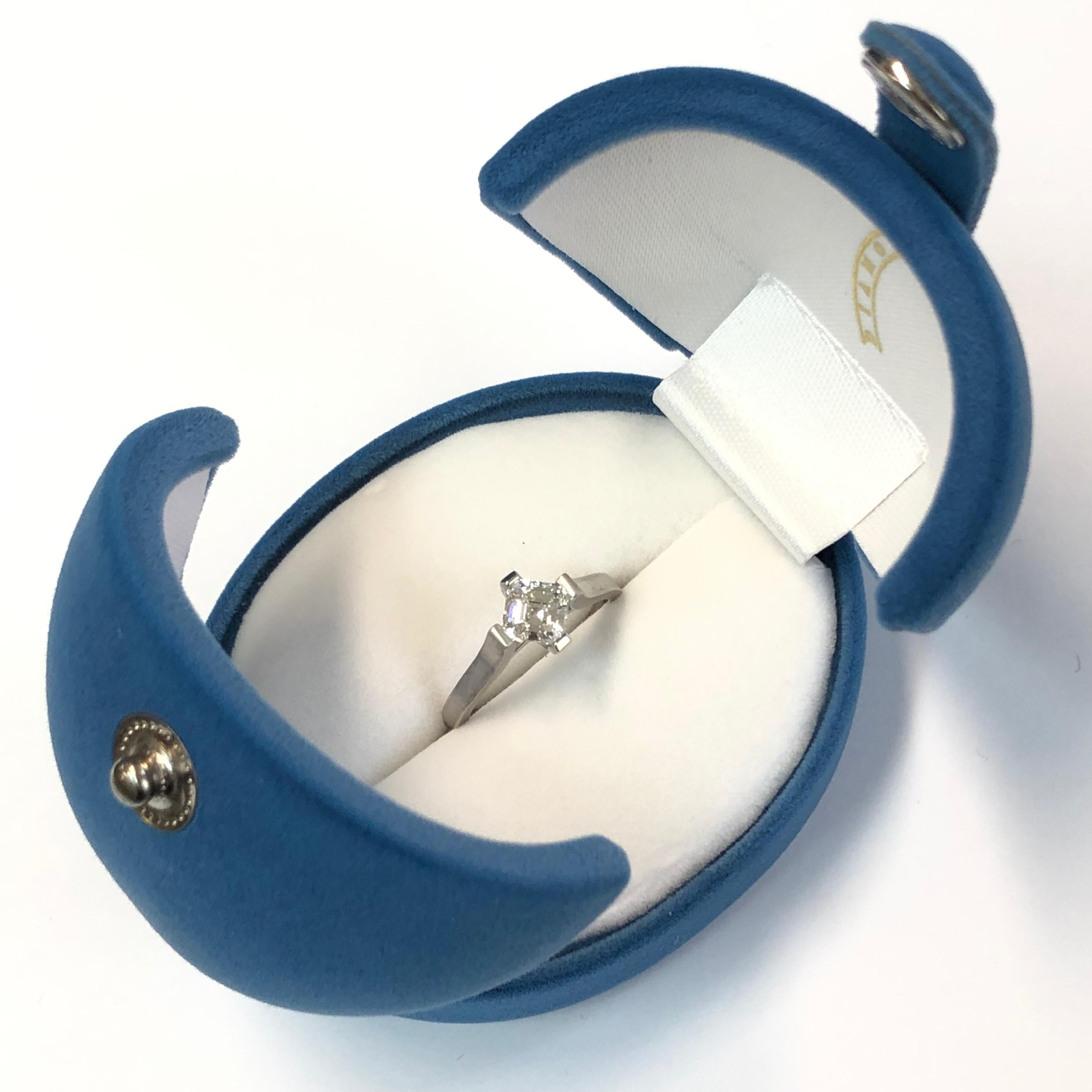 Taglio Asscher Anello di fidanzamento in oro bianco, diamante taglio Asscher da 0,90 carati con certificazione GIA in vendita