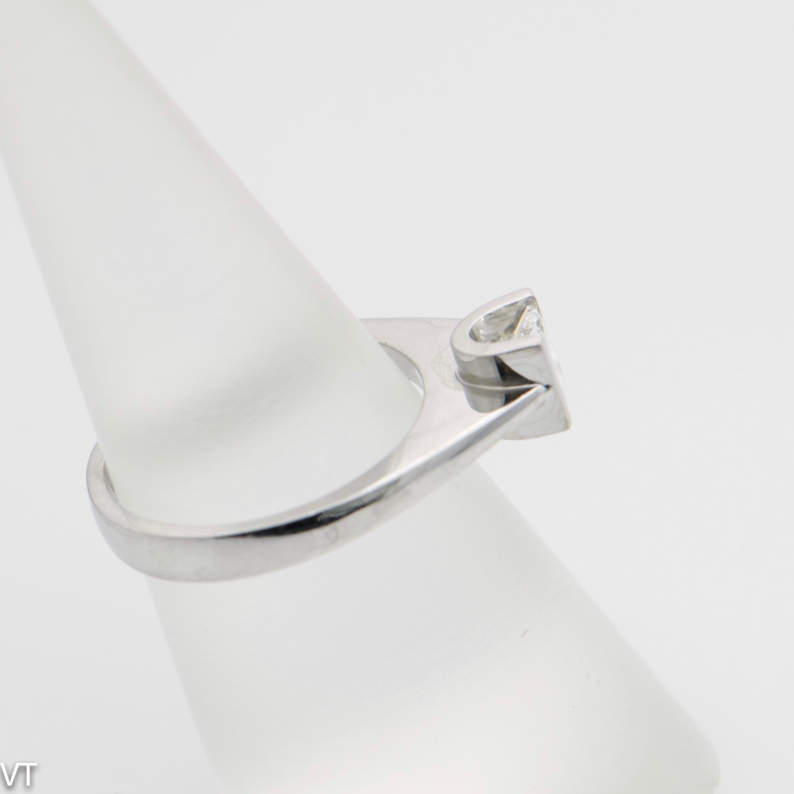 Weiß 18 Karat  Weißgold-Verlobung  u-förmiger Ring mit einem natürlichen Diamanten. Gewicht 0,51 Karat, Princess-Schliff, Farbe G, Reinheit VVS, Größe N (US-Größe 6 1/2). Gesamtgewicht des Rings 4,9 gr. 