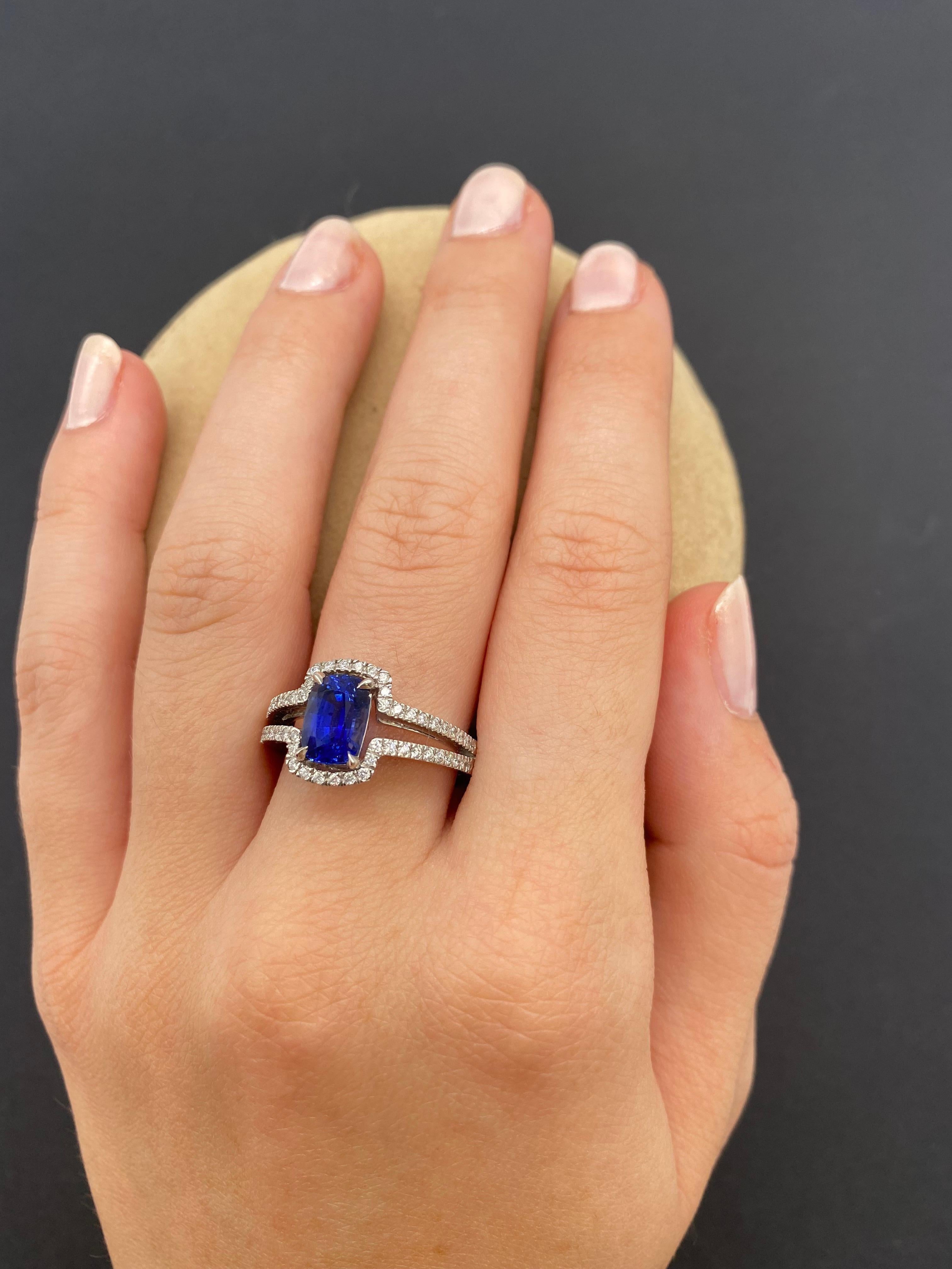 Art Deco White Gold Engagement Ring with Ceylon Sapphire and 56 Diamonds For Sale
