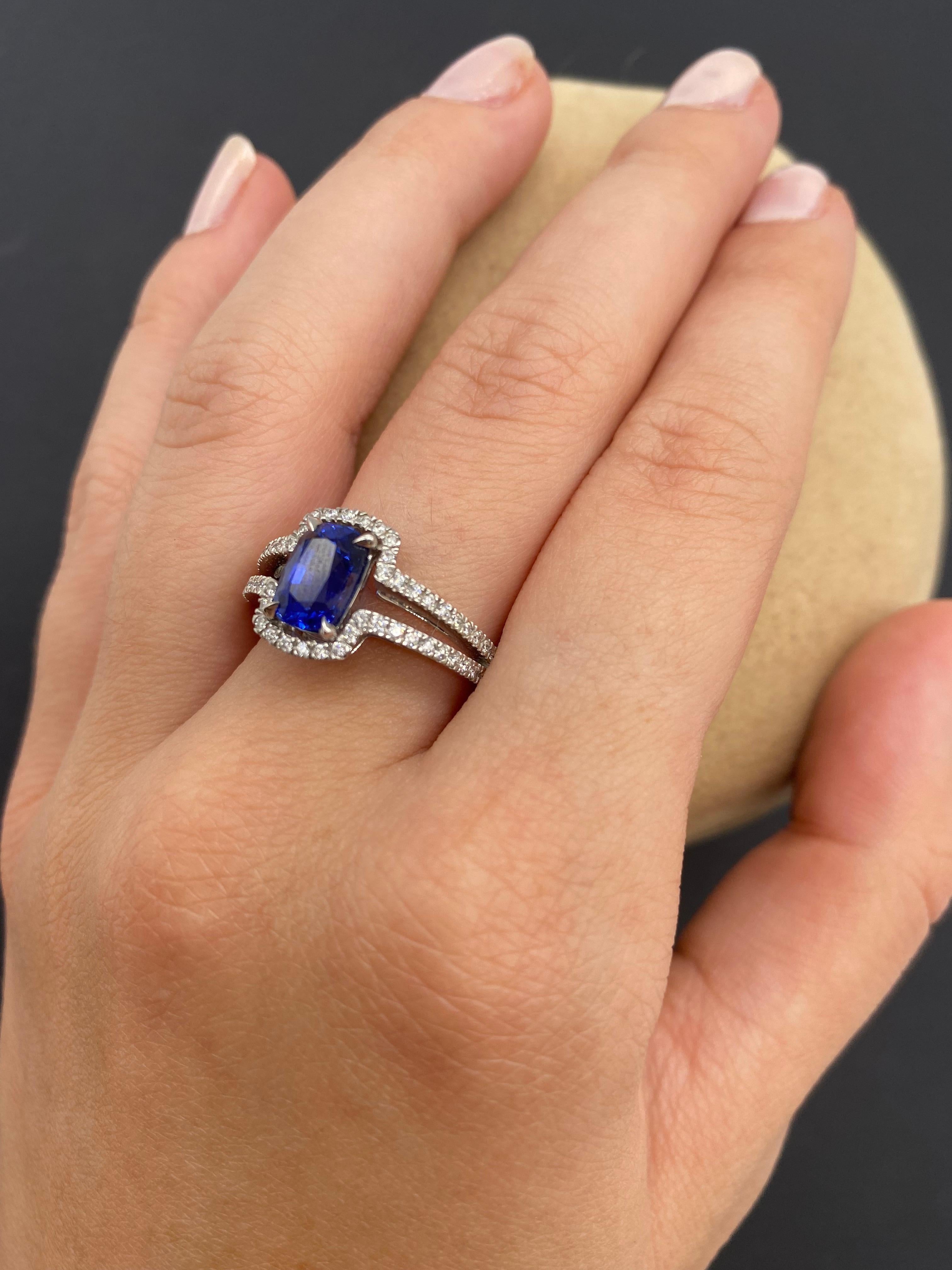 White Gold Engagement Ring with Ceylon Sapphire and 56 Diamonds In New Condition For Sale In Vannes, FR