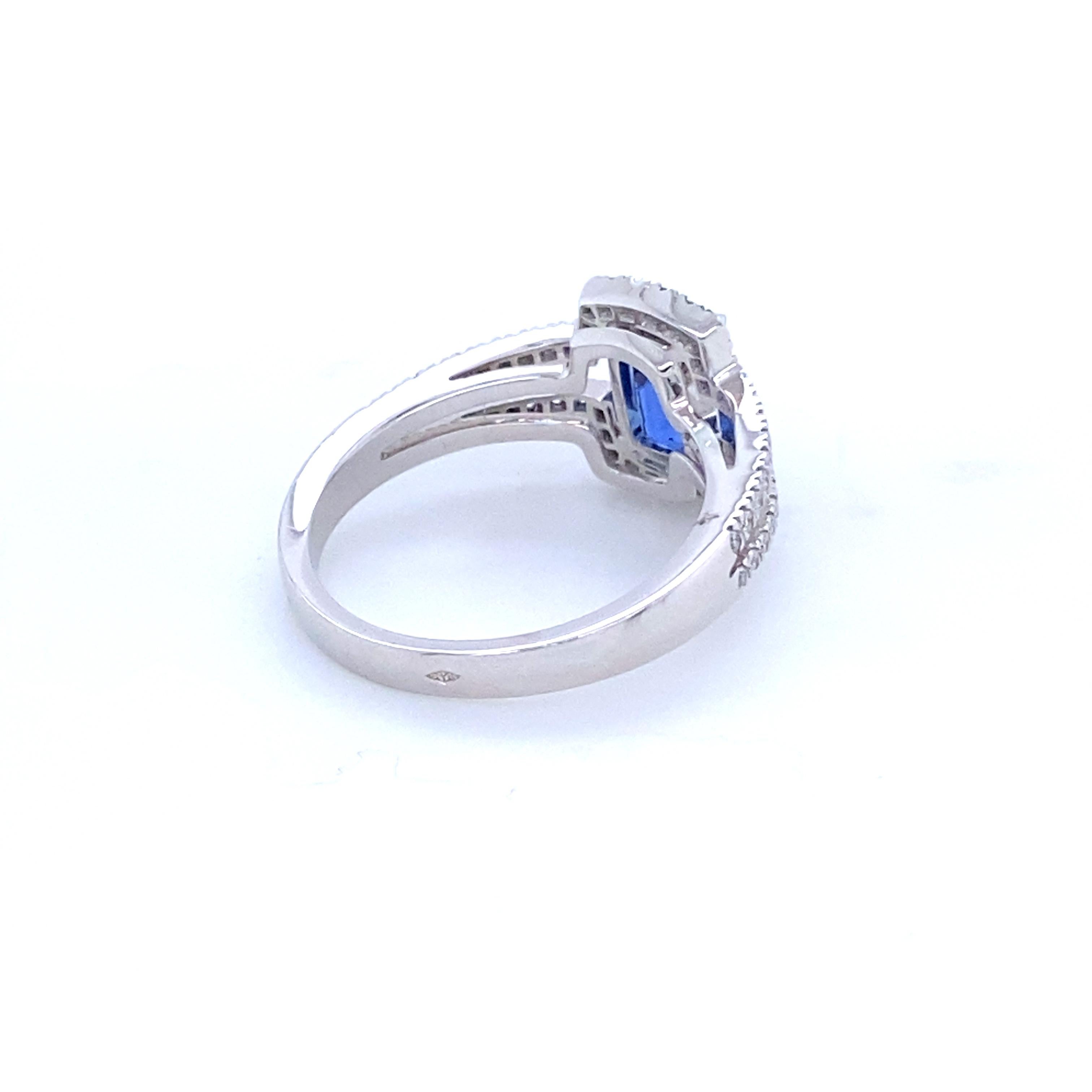 Women's White Gold Engagement Ring with Ceylon Sapphire and 56 Diamonds For Sale