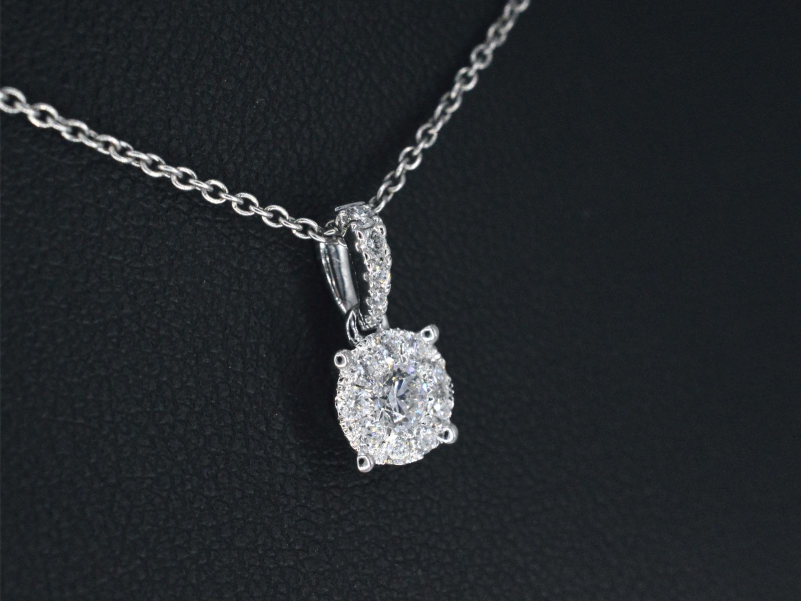 Taglio brillante Ciondolo Entourage in oro bianco con diamanti taglio brillante in vendita