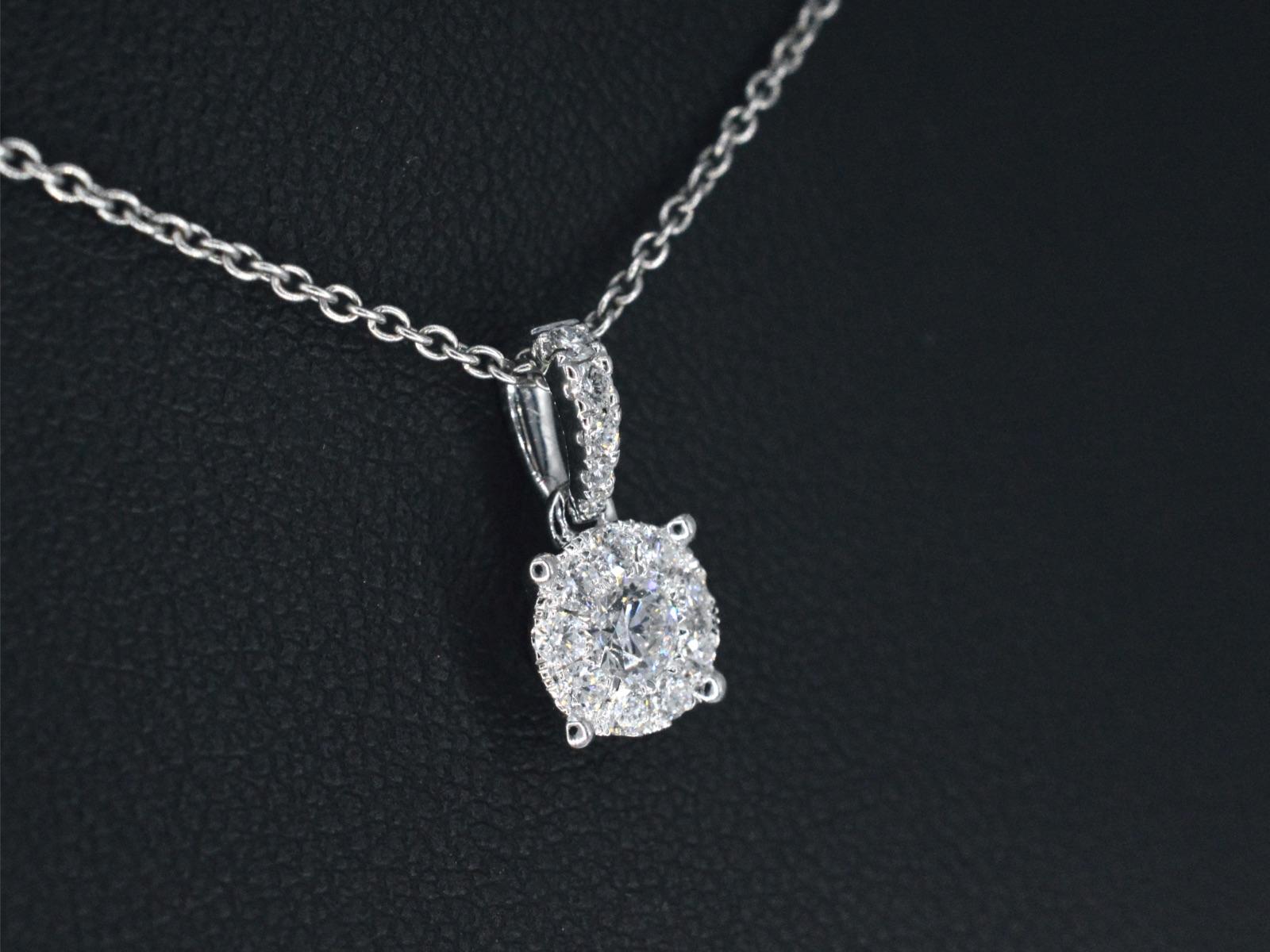 White Gold Entourage Pendant with Brilliant Cut Diamonds In New Condition For Sale In AMSTELVEEN, NH