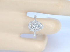 0,80 ct Diamant-Ring in Birnenform mit Entourage-Design aus Weißgold, zeitgenössisch