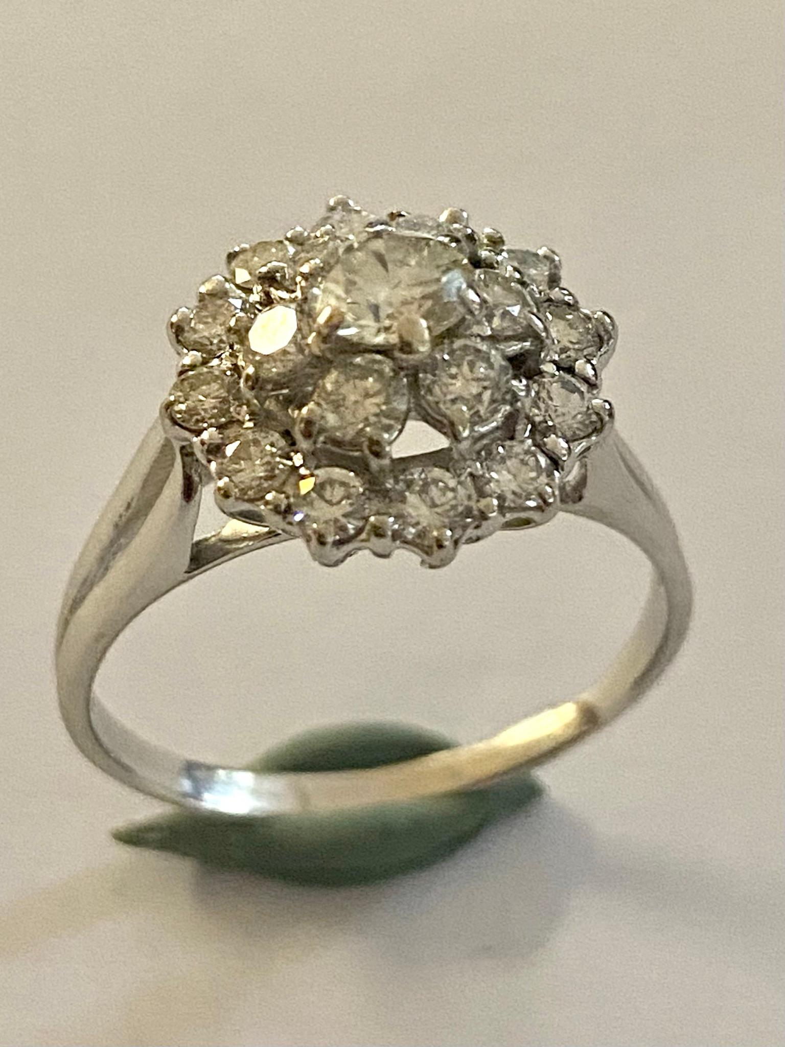 Entourage-Ring aus 18 Karat Weißgold:: besetzt mit 19 Diamanten im Brillantschliff mit einem Gewicht von insgesamt: 1.25 ct VVS-P- F-G-H Gewicht: 3.32 Gramm
Größe: 18 (56::5) USA: 73/4 UK