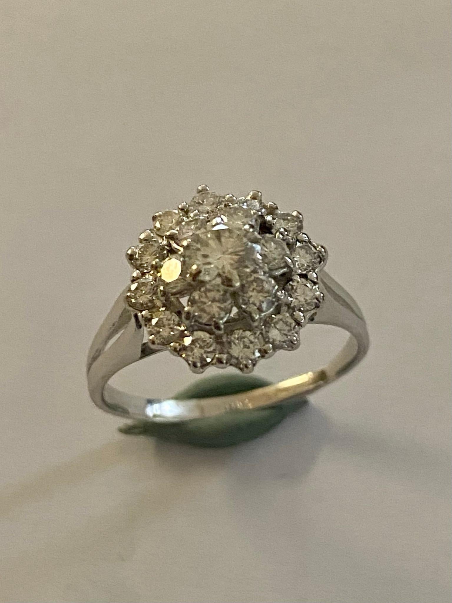 Weißgold Entourage Ring:: besetzt mit 19 Diamanten im Brillantschliff:: Vintage 1970er Jahre (Retro)