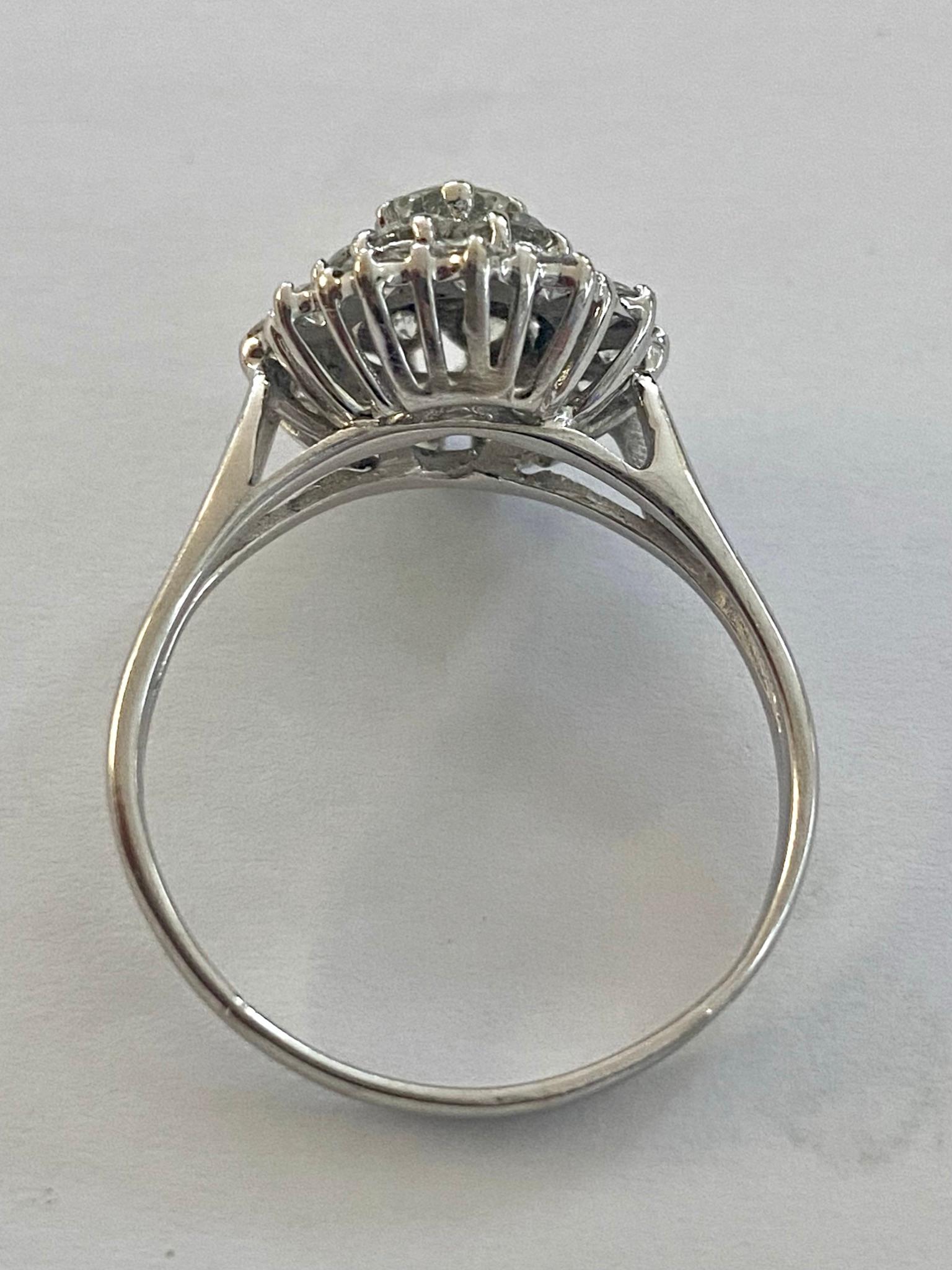 Weißgold Entourage Ring:: besetzt mit 19 Diamanten im Brillantschliff:: Vintage 1970er Jahre Damen