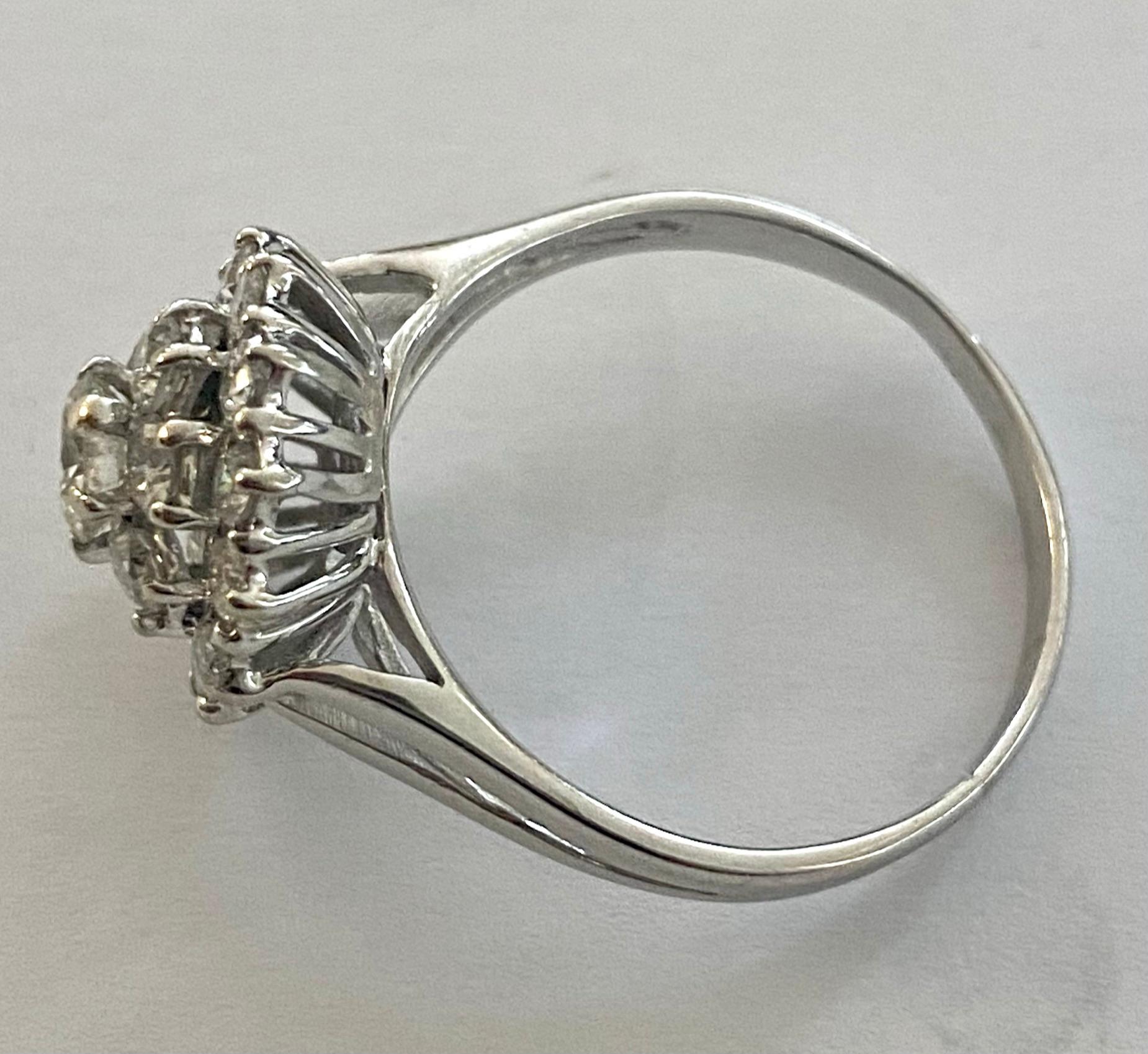 Weißgold Entourage Ring:: besetzt mit 19 Diamanten im Brillantschliff:: Vintage 1970er Jahre 1