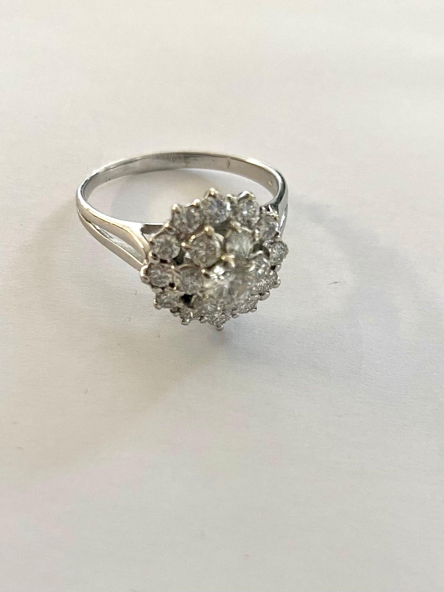 Weißgold Entourage Ring:: besetzt mit 19 Diamanten im Brillantschliff:: Vintage 1970er Jahre 2