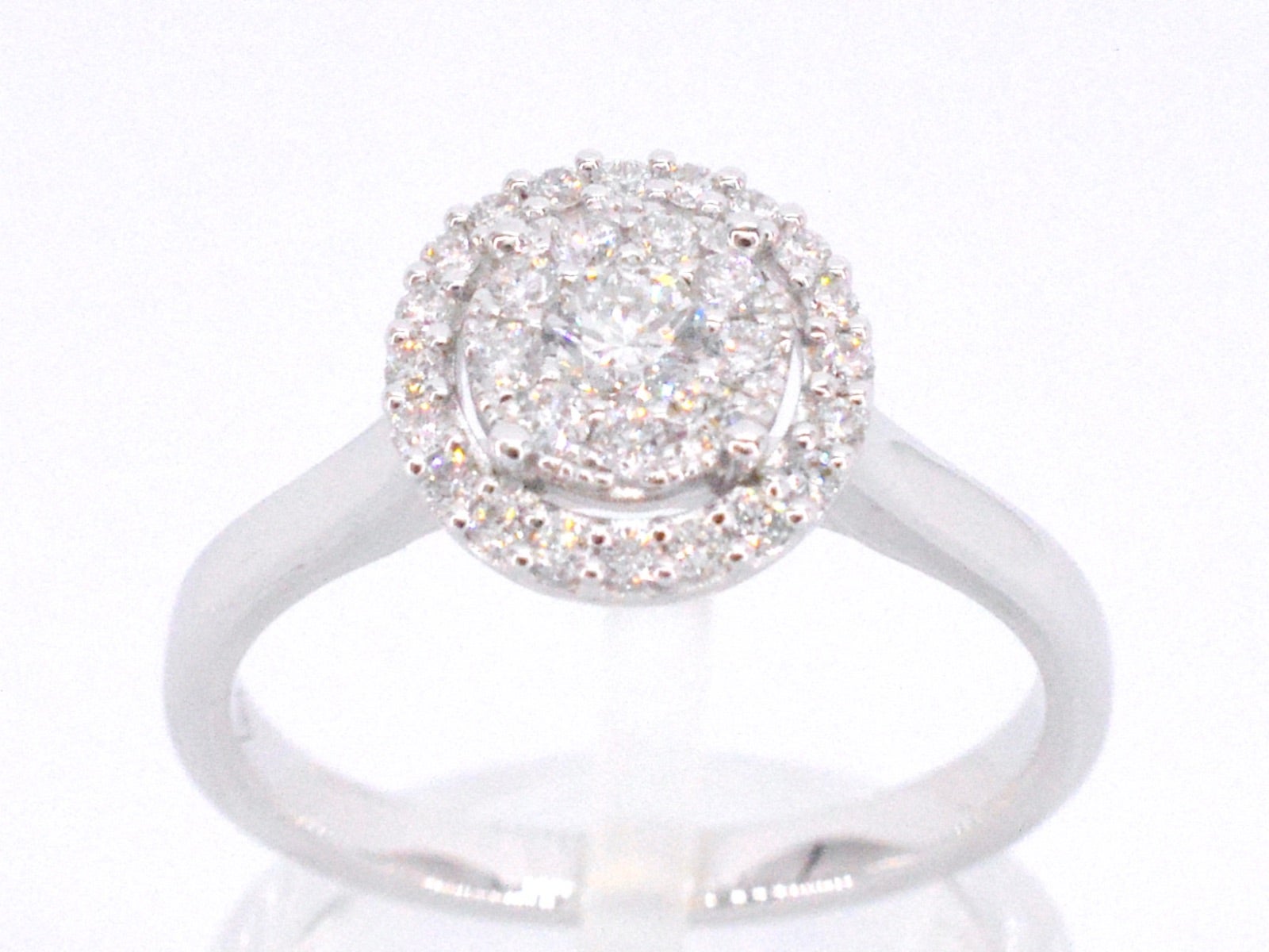 Bague entourage en or blanc sertie de diamants