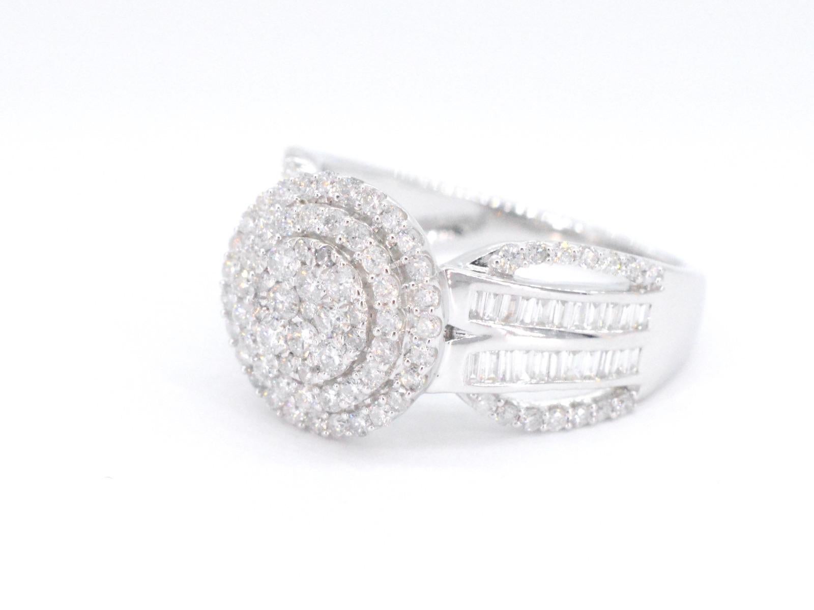 Questo anello entourage in oro 14 carati è uno squisito gioiello con diamanti taglio brillante e baguette. La combinazione di questi due tagli crea uno straordinario spettacolo di luce e scintille. Con il suo design senza tempo e la sua eccezionale