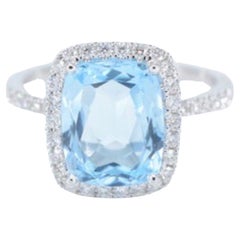 White Gold Entourage Ring with Cushion-Cut Topaz