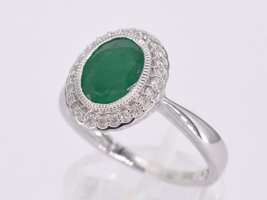 Brilliant Cut White gold entourage ring with diamonds and emerald For Sale