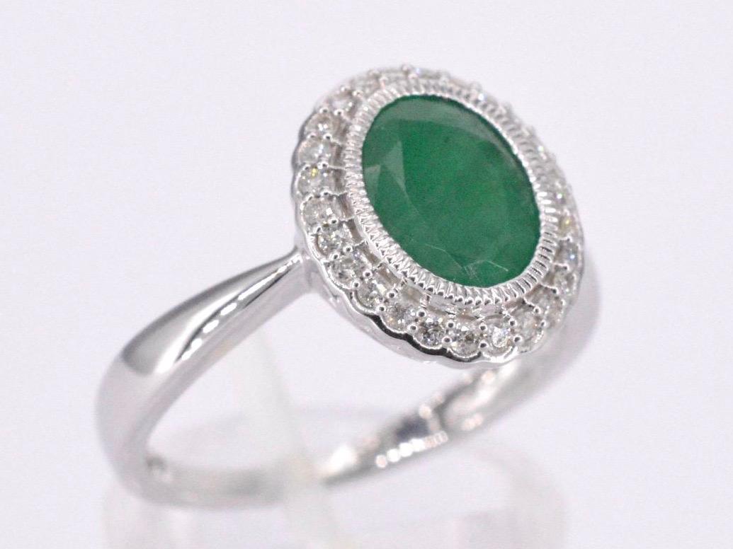 White gold entourage ring with diamonds and emerald In New Condition For Sale In AMSTELVEEN, NH